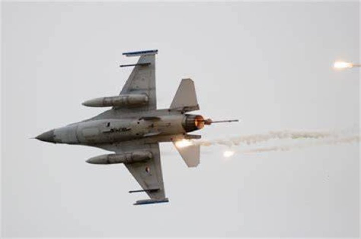 Can a plane dodge a missile?