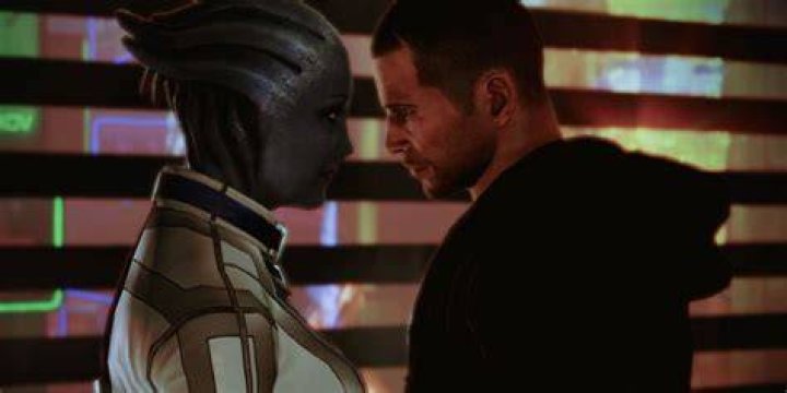 Can I romance both Liara and Ashley in Mass Effect 3?