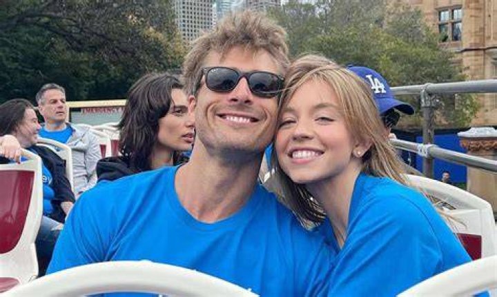 Did Derek and Sydney date?