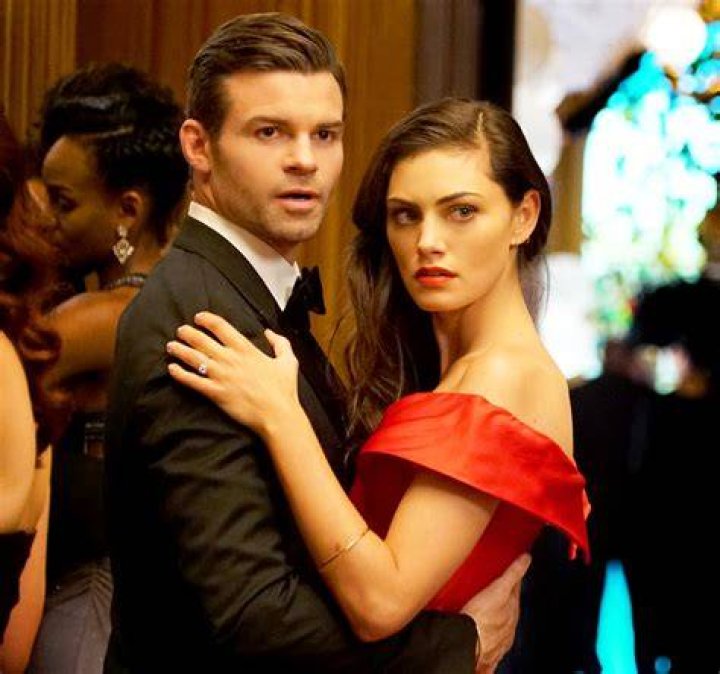 Do Hayley and Elijah get together?