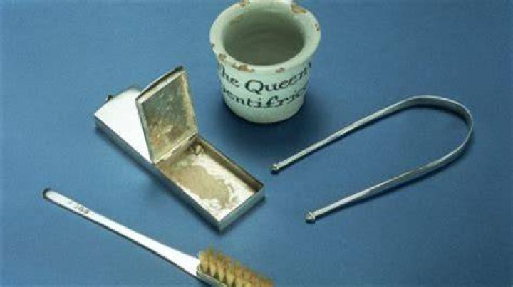 How did they clean their teeth in the 1800's?