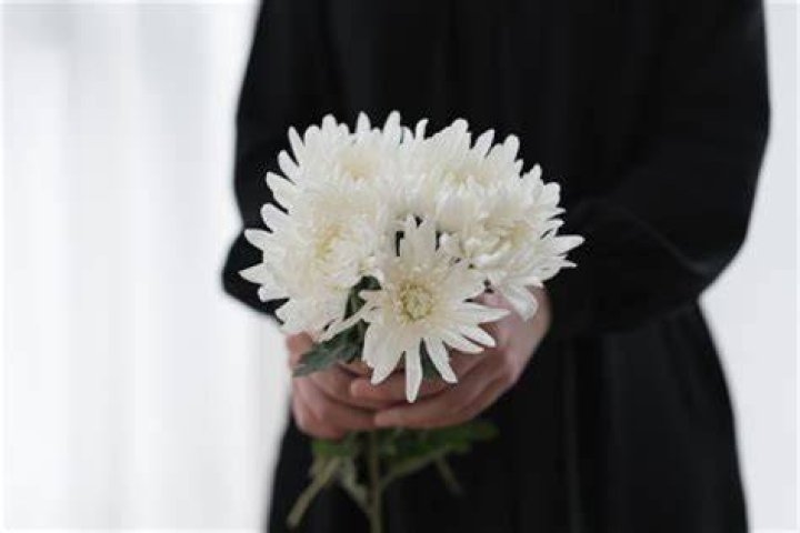 What color flower do you wear if mother is deceased?